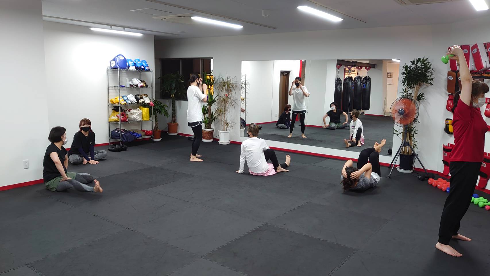 女性会員様も頑張っています 大阪・高槻のキックボクシングジム TURN UP KICKBOXING & FITNESS（ターンアップ